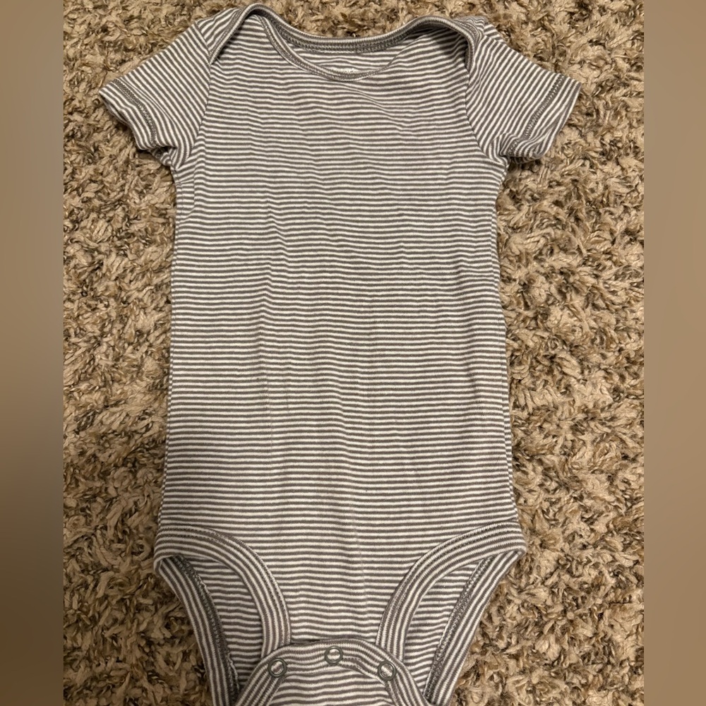 Neutral Onesie Bundle - 9mon - Picture 6 of 8
